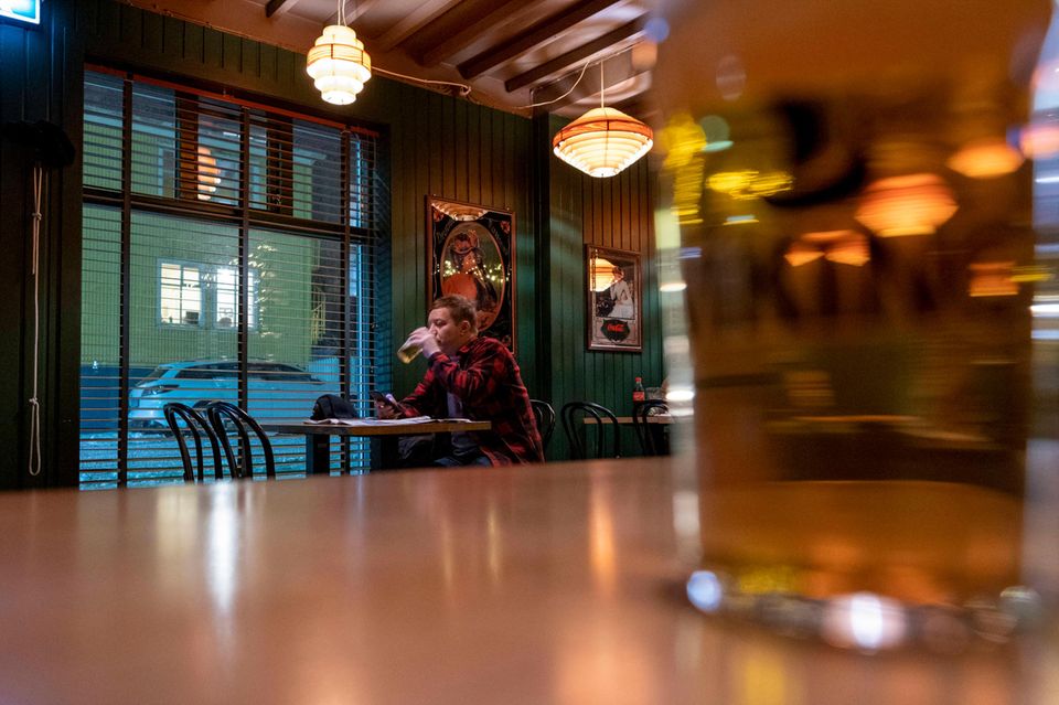 Die Bierpreise in Reykjavik haben deutsche Touristen bereits vor 15 Jahren schlucken lassen. Daran hat sich nichts geändert. Die isländische Hauptstadt rangierte mit deutlichem Abstand auf Platz eins der europäischen Metropolen mit den höchsten Bierpreisen. Durchschnittlich 9,83 Euro kostete ein großes Bier den Angaben zufolge in Restaurants. Lediglich auf Platz fünf kam Reykjavik hingegen bei den Preisen im Supermarkt (2,88 Euro). 