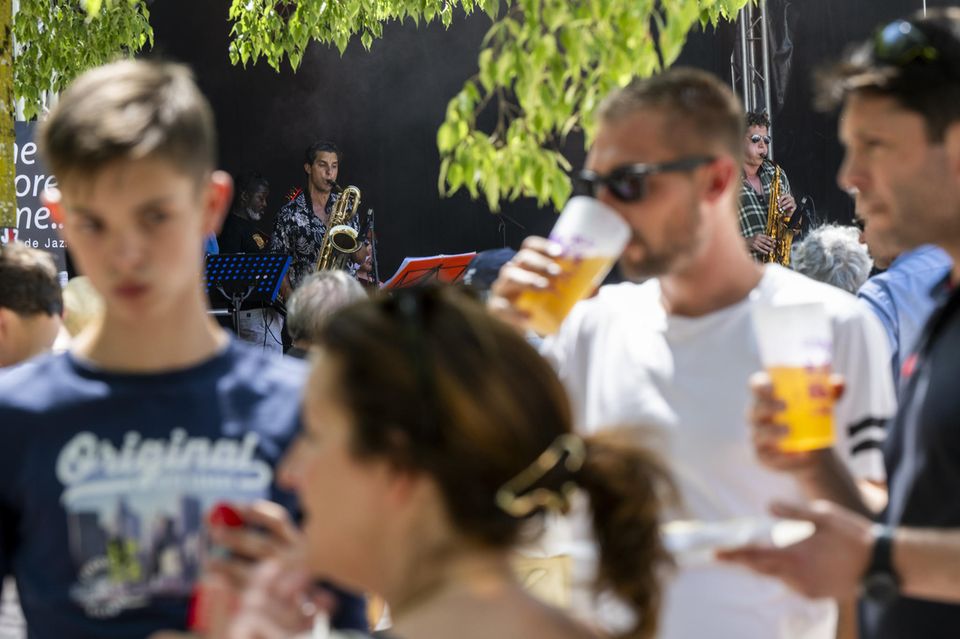 Das teuerste Bier im Supermarkt gab es in den ausgewählten europäischen Metropolen in Dublin, wie Statista mitteilte. Den 2,97 Euro standen allerdings „nur“ 6,75 Euro im Pub gegenüber, was für die irische Hauptstadt Platz neun im Ranking bedeutete. Das zweitteuerste Supermarkt-Bier fanden die Datenanalysten in Genf (2,92 Euro). Im Restaurant konnten zwei andere Städte den Durchschnittspreis in Genf überbieten (8,52 Euro). 
