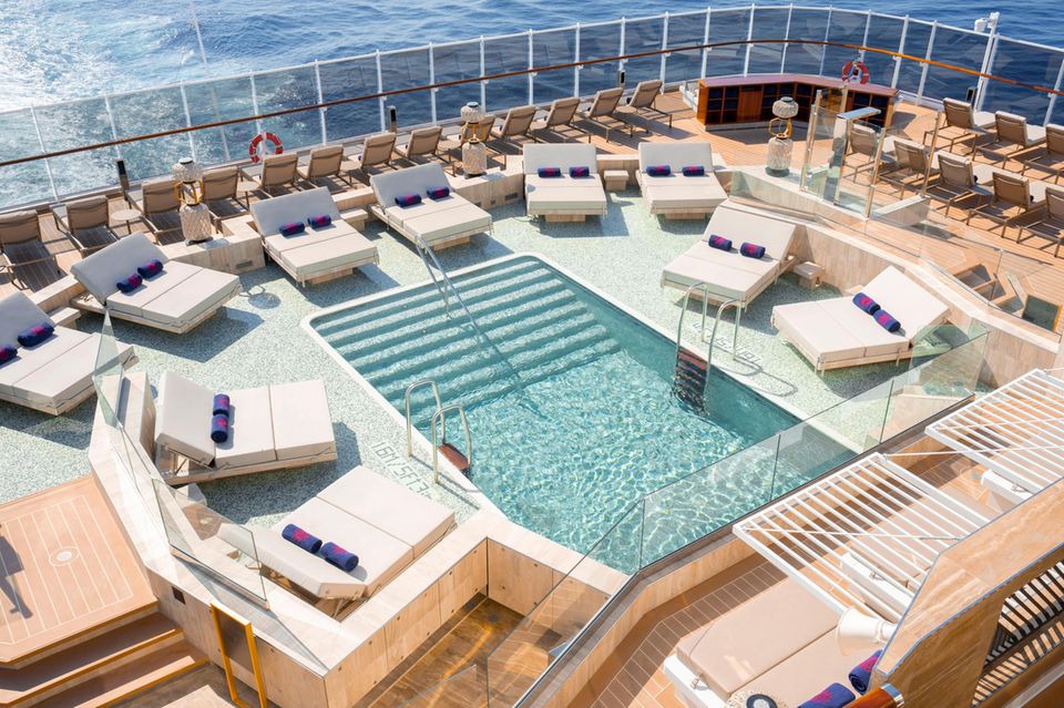 Ob ein Outdoor-Pool wie hier im Heckbereich oder im Pools Schiffsinneren – wer gerne schwimmt, kommt an Bord auf seine Kosten