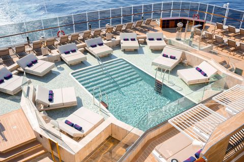 Ob ein Outdoor-Pool wie hier im Heckbereich oder im Pools Schiffsinneren – wer gerne schwimmt, kommt an Bord auf seine Kosten