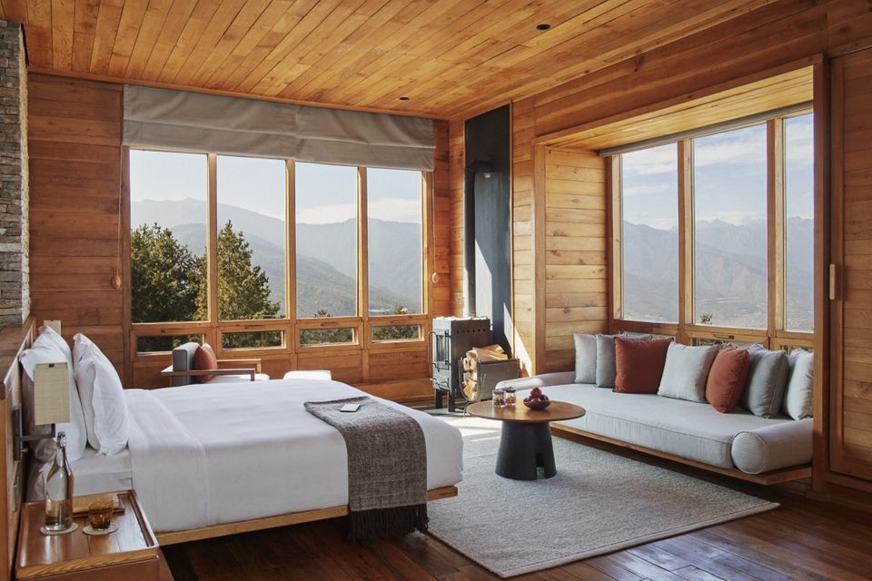 Die „Six Sense“-Lodges in Paro und Thimphu ähneln sich bei den verwendeten Materialien aus der Region, etwa dem hellen Holz der Zimmertäfelung