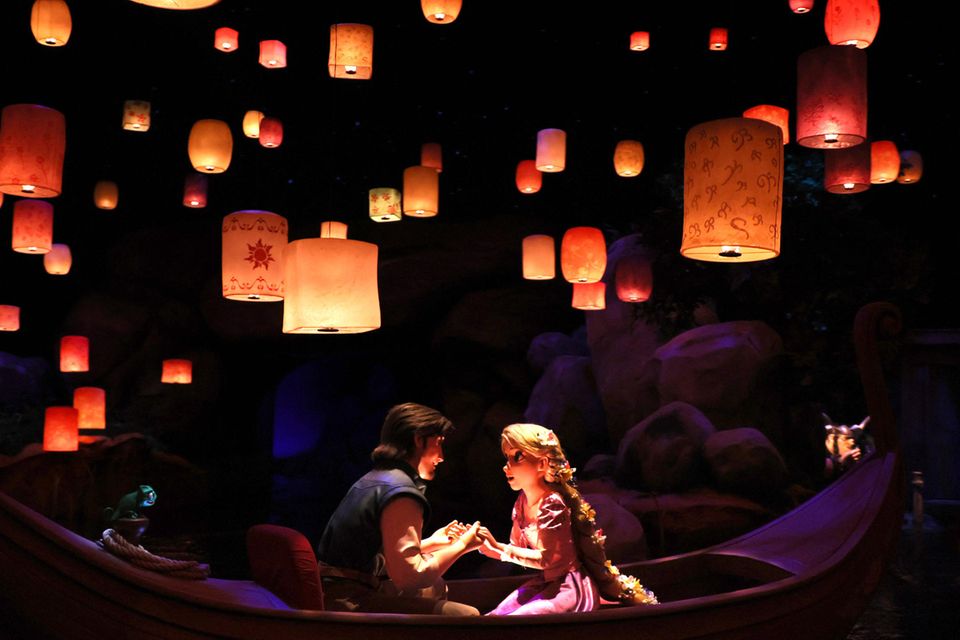 Touristen sind 2023 und 2024 wieder in Massen nach Japan gereist. Was viele Einheimische frustriert, sorgte im zweitgrößten Freizeitpark des Landes für klingelnde Kassen. DisneySea ist der Schwesterpark von Tokyo Disneyland. Aecom registrierte dort 22,8 Prozent mehr Besucher als im Vorjahr, insgesamt 12,4 Millionen Menschen. Die Beratungsfirma veröffentlicht alljährlich mit der Themed Entertainment Association (TEA), einem Branchenverband für Vergnügungsstätten, einen Bericht zu den meistbesuchten Museen und Freizeitparks weltweit. 