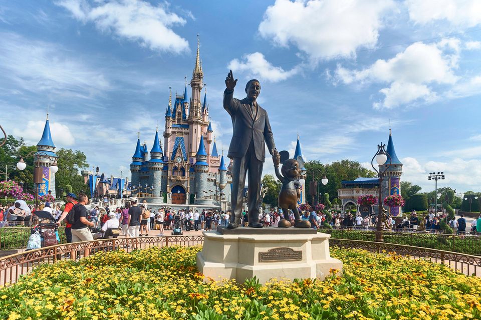 Der größte Vergnügungspark der Welt steht in Florida. Der Magic Kingdom Theme Park im Walt Disney World Resort verteidigte seinen Titel als beliebtester Freizeitpark, wie Aecom mitteilte. Die Beratungsagentur hatte die Platzierungen seit Ausbruch der Pandemie eingefroren, da die lokalen Begebenheiten teils sehr unterschiedlich waren. 2023 aber hätten globale Verwerfungen für neue Spannungen gesorgt, hieß es. Deutschland war in den Top 25 der größten Freizeitparks mit dem Europa-Park Rust auf Platz 18 vertreten (plus 11,1 Prozent auf 6,0 Millionen Besucher). 