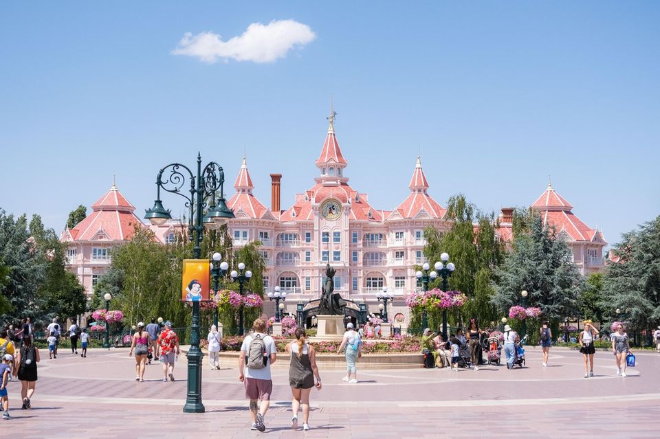 Disneyland Paris besteht genaugenommen aus zwei Vergnügungsparks: Walt Disney Studios Parks und Disneyland Park. Letzterer war laut dem Branchenbericht 2023 gemessen an der Besucherzahl der neuntgrößte Freizeitpark der Welt. Aecom zählte 10,4 Millionen Besucher. Damit sprang Disnelyland Paris zwar in den zweistelligen Millionenbereich, verzeichnete aber mit 4,7 Prozent das zweitniedrigste Wachstum in den Top 10. 