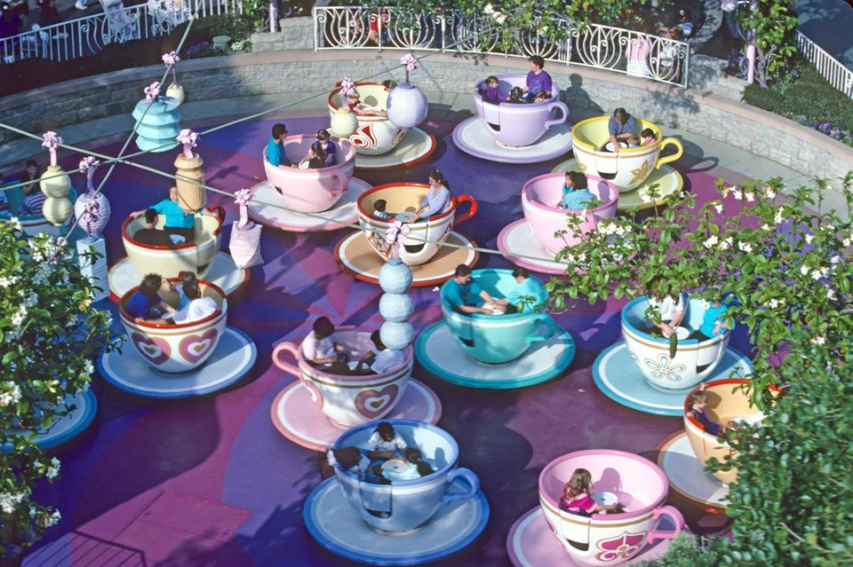 Disneyland Park im kalifornischen Anaheim ist das Original. 1954 begannen hier die Bauarbeiten für den ersten Vergnügungspark mit Mickey Maus und Co. Ausgerechnet dort gab es laut dem Branchenbericht 2023 das geringste Wachstum in den Top 10. Die Besucherzahlen nahmen demnach um vergleichsweise magere 2,2 Prozent auf 17,3 Millionen zu. 