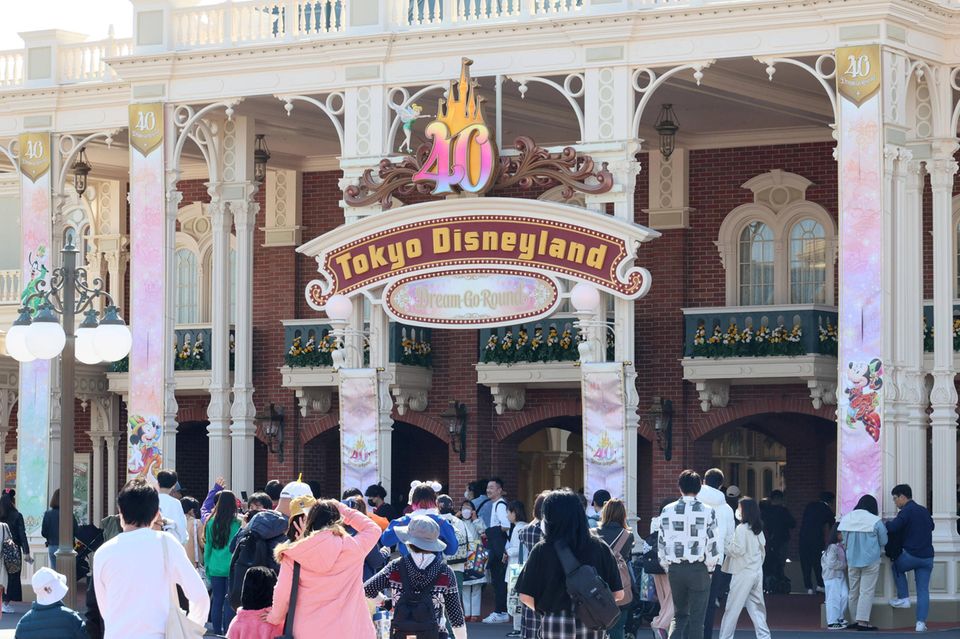 Einen starken Anstieg verzeichnete auch Tokyo Disneyland. Es kam in dem Bericht mit 15,1 Millionen Besuchern (plus 25,8 Prozent) auf Platz vier der beliebtesten Vergnügungsparks weltweit. Allerdings zahlen nicht bei allen Freizeitparkt sämtliche Gäste den vollen Eintritt. Lotte World in Seoul, Südkorea, auf Platz 23, ist beispielsweise die Hauptattraktion einer Touristenkarte, die für einen Basispreis Zutritt zu vielen Einrichtungen erlaubt. 