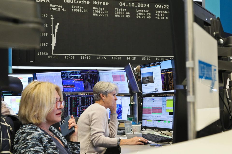 Händlerinnen arbeiten im Handelssaal der Frankfurter Börse