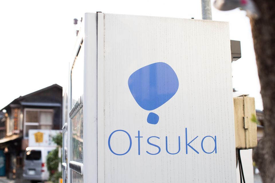 Die Notenbank in Japan hat die Zinsen angehoben, doch das kann der Hardware-Ausstatter Otsuka locker wegstecken. Das Verhältnis von Verschuldung zum Eigenkapital liegt bei lediglich zwei Prozent, Zinskosten fallen also kaum an. Das geschätzte Gewinnwachstum für die nächsten fünf Jahre liegt bei mehr als 100 Prozent. Kein Wunder, dass der Aktienkurs die Börsenturbulenzen Anfang August gut überstanden hat.