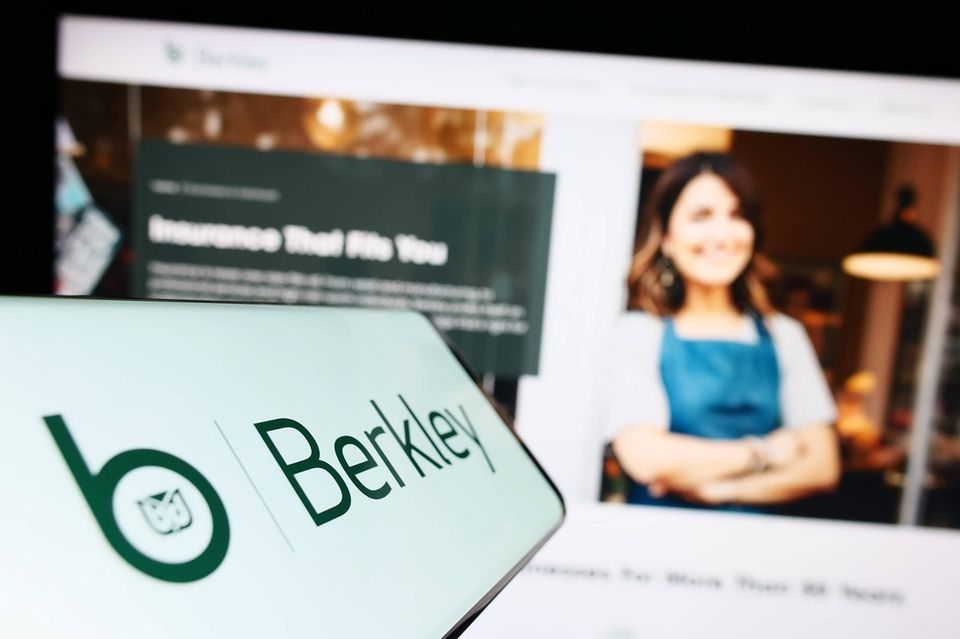Das Versicherungsunternehmen aus Connecticut, USA, ist auch in Deutschland ein bekannter Versicherer für kleine und mittelständische Firmen. Mit Policen von W.R. Berkley können sich Unternehmen unter anderem gegen Schäden durch Hackerangriffe absichern. Die Aktie hat zuletzt zu einem Höhenflug angesetzt, seit Mitte Juli ist der Kurs dem US-Index S&P 500 deutlich enteilt.