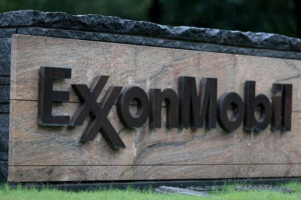 Im Zuge der hohen Energiepreise nach Ausbruch des Kriegs in der Ukraine hat sich ExxonMobil zuletzt von Schulden befreit. Zudem hat der US-Konzern seine Kosten gesenkt. Bei der Marge schneidet er besser ab als etwa der Konkurrent Chevron.     