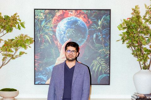 Aravind Srinivas steht vor einem Bild