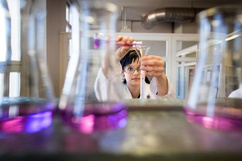 Eine Frau arbeitet in einem Chemielabor