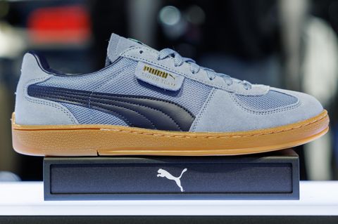 Das Logo und der Schriftzug des Sportartikelherstellers Puma sind auf einem Schuh zu sehen