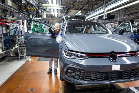 Ein Volkswagen Golf befinden sich im VW Werk in der Endmontage