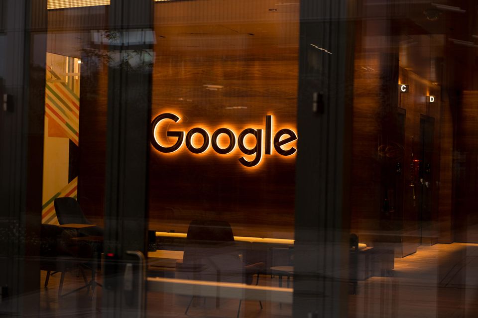 Das Google Logo leuchtet im dunklen