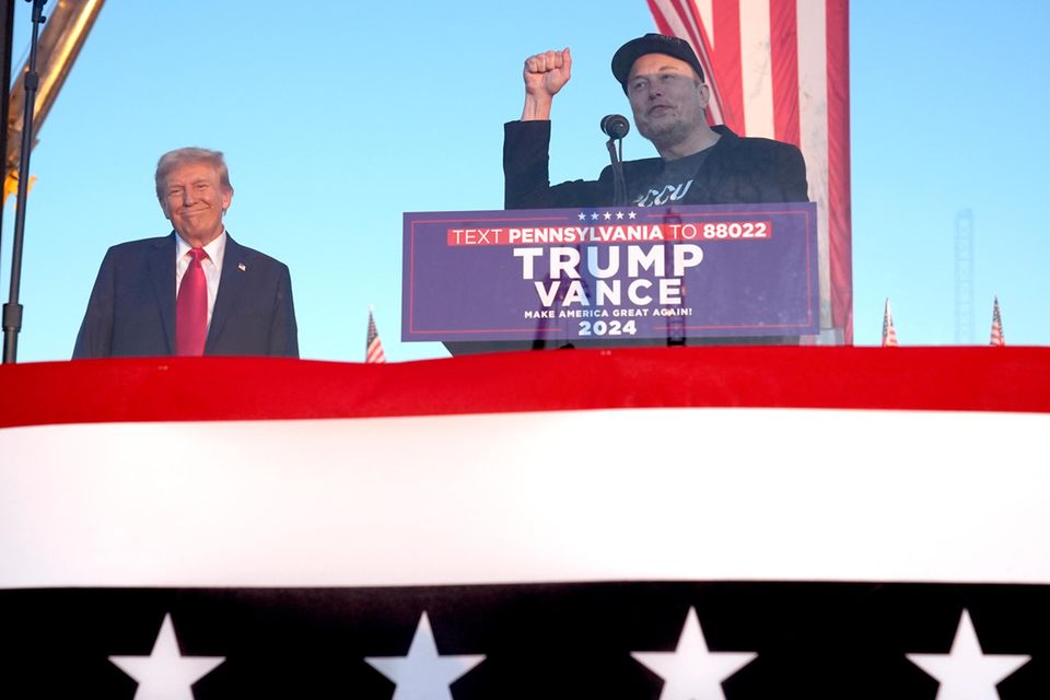 Elon Musk spricht bei einer Wahlkampfveranstaltung von Donald Trump
