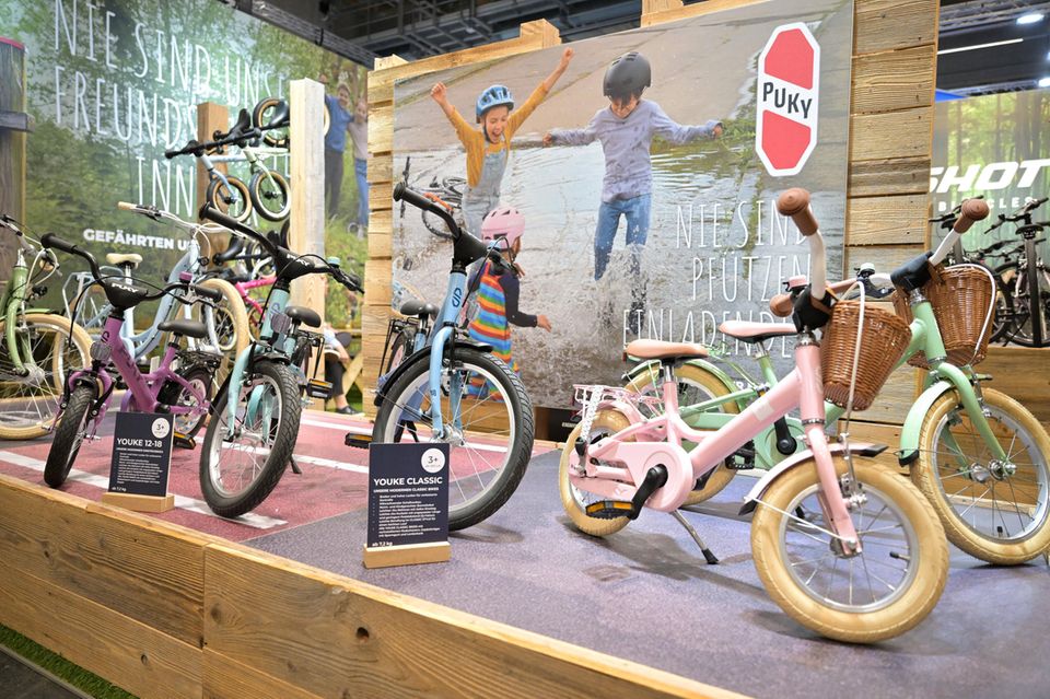 Kinderfahrräder auf einem Messestand von Puky