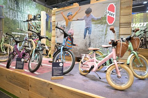 Kinderfahrräder auf einem Messestand von Puky