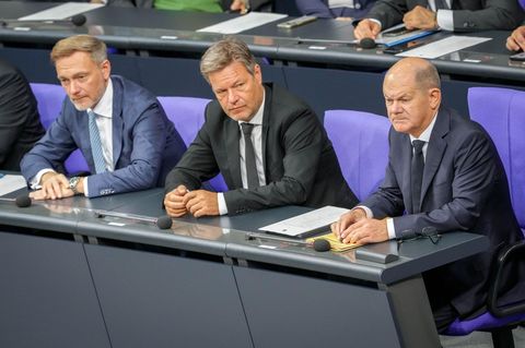 Lindner, Habeck und Scholz sitzen im Bundestag auf der Regierungsbank