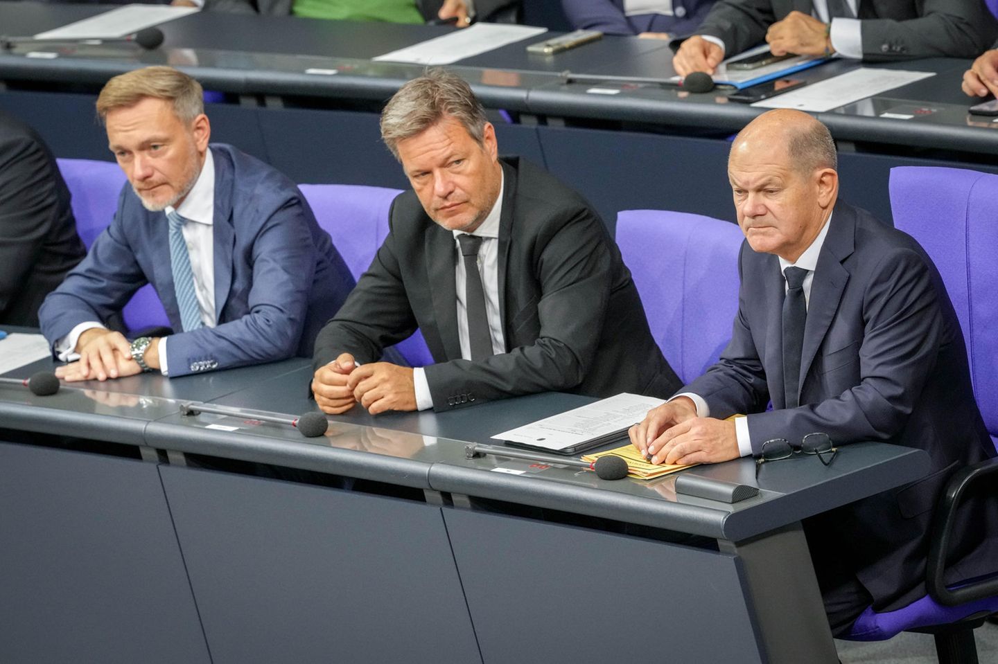 Lindner, Habeck und Scholz sitzen im Bundestag auf der Regierungsbank