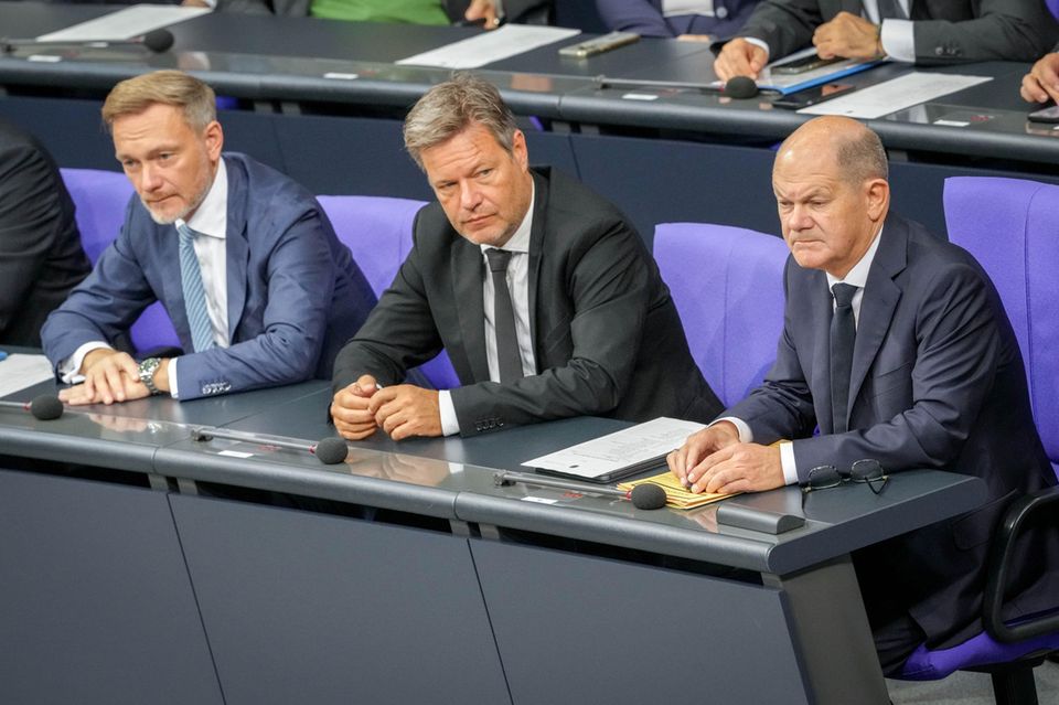 Lindner, Habeck und Scholz sitzen im Bundestag auf der Regierungsbank