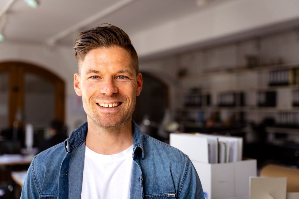 Johannes Oberhofer ist KI-Projektleiter bei der Versicherung die Bayrische. Zuvor war er in der Gesundheitsberatung und im Gesundheitsmanagement tätig 