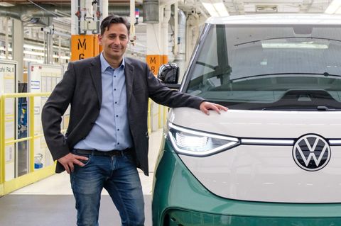 Stavros Christidis, Betriebsratsvorsitzender Volkswagen Nutzfahrzeuge, vor einem ID.Buzz-Modell