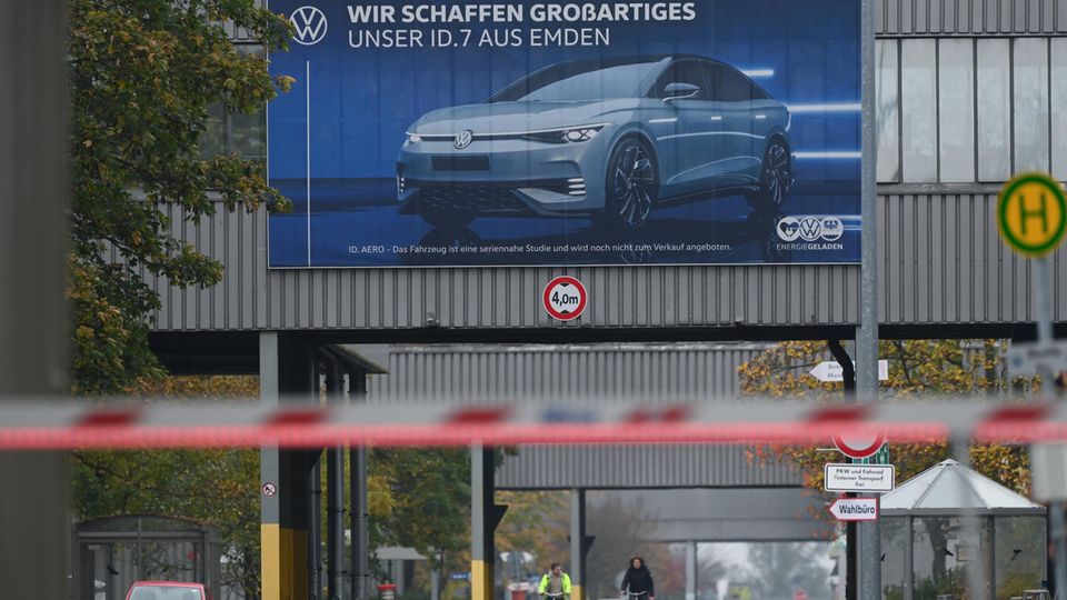 WIR SCHAFFEN GROßARTIGES -UNSER ID7 AUS EMDEN steht auf einem Plakat WIR SCHAFFEN GROßARTIGES -UNSER ID7 AUS EMDEN steht auf einem Plakat
