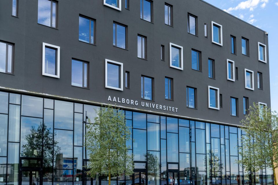 Nur eine Universität aus dem nicht-englischsprachigen Raum schaffte laut THE den Sprung in die Top 10 der nachhaltigsten Hochschulen weltweit. Dafür konnte sich die Aalborg University mit 98,0 Punkten auf Platz vier des Rankings einreihen. Die Experten würdigten unter anderem die Meeresforschung sowie Projekte für weniger Ungleichheiten. 