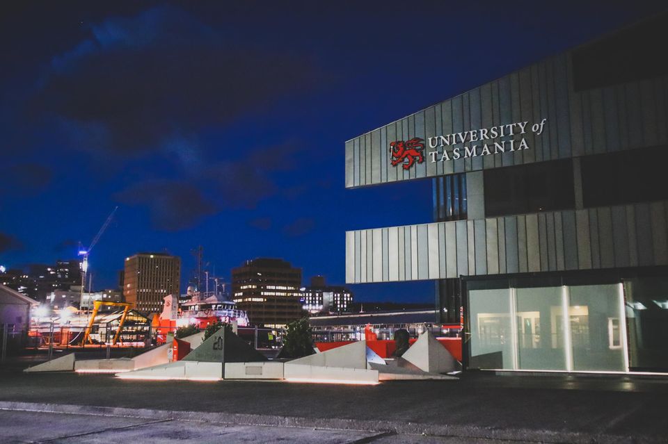 ... die University of Tasmania. Die University of Tasmania erhielt Pluspunkte für Verdienste um den Klimaschutz. Britische Hochschulen taten sich laut den Experten besonders durch Initiativen zu Recycling und Müllvermeidung hervor.