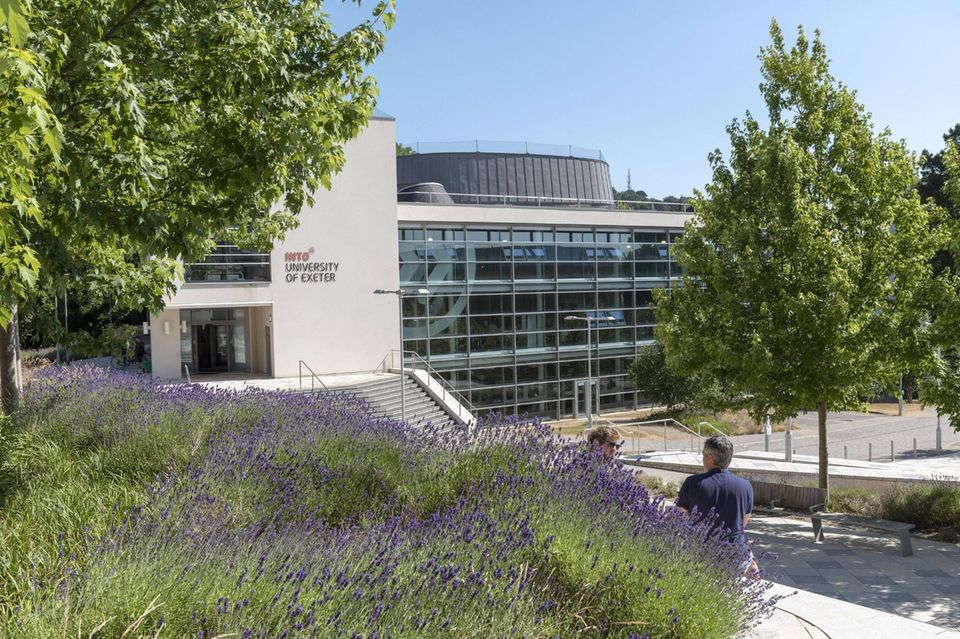 2015 haben die Vereinten Nationen 17 globale Ziele für eine bessere Zukunft verabschiedet. Wie sehr diese Nachhaltigkeitsziele in der Praxis umsetzbar sind, hängt auch stark von Universitäten ab. Das Londoner Magazin „Times Higher Education“ (THE), bekannt für sein Ranking der besten Universitäten der Welt, hat 2024 zum sechsten Mal sein „Impact Ranking“ veröffentlicht. Darin untersuchen die Experten, wie sehr Universitäten weltweit zu Nachhaltigkeitsthemen forschen und den eigenen Hochschulbetrieb auf Nachhaltigkeit ausrichten. Zwei Vertreter der Top 10 kamen aus Europa. Platz zehn der nachhaltigsten Hochschulen ging an die University of Exeter. Sie erreichte im Nachhaltigkeitsbarometer 96,1 von 100 Punkten. Großbritannien tat sich laut der Analyse insbesondere bei der Forschung zu Nachhaltigkeit bei Konsum und Produktion hervor. 