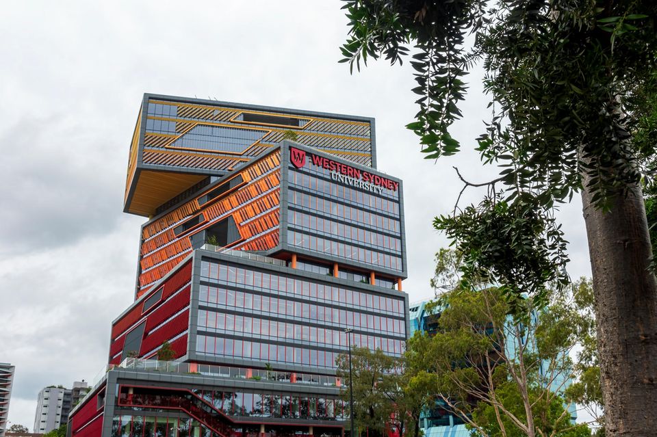 Klare Siegerin des Nachhaltigkeit-Rankings 2024 wurde die Western Sydney University. Sie erhielt von den Londoner Experten die Endnote von 99,7 Punkten. In der Begründung wurde insbesondere die Zusammenarbeit der Forscher mit indigenen Gemeinden zu den lokalen Folgen des Klimawandels gewürdigt. Der Schwerpunkt lag dabei auf der Wasserversorgung. Dass Australien in dem Nachhaltigkeit-Ranking so gut abschneidet, wurde unter anderem mit Förderprogrammen auf nationaler und kommunaler Ebene begründet. 