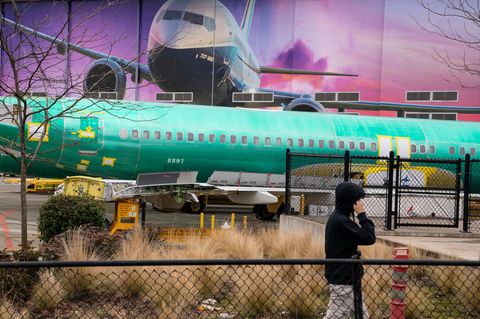 Ein Boeing-Arbeiter geht in der Nähe eines Boeing 737-Rumpfes spazieren