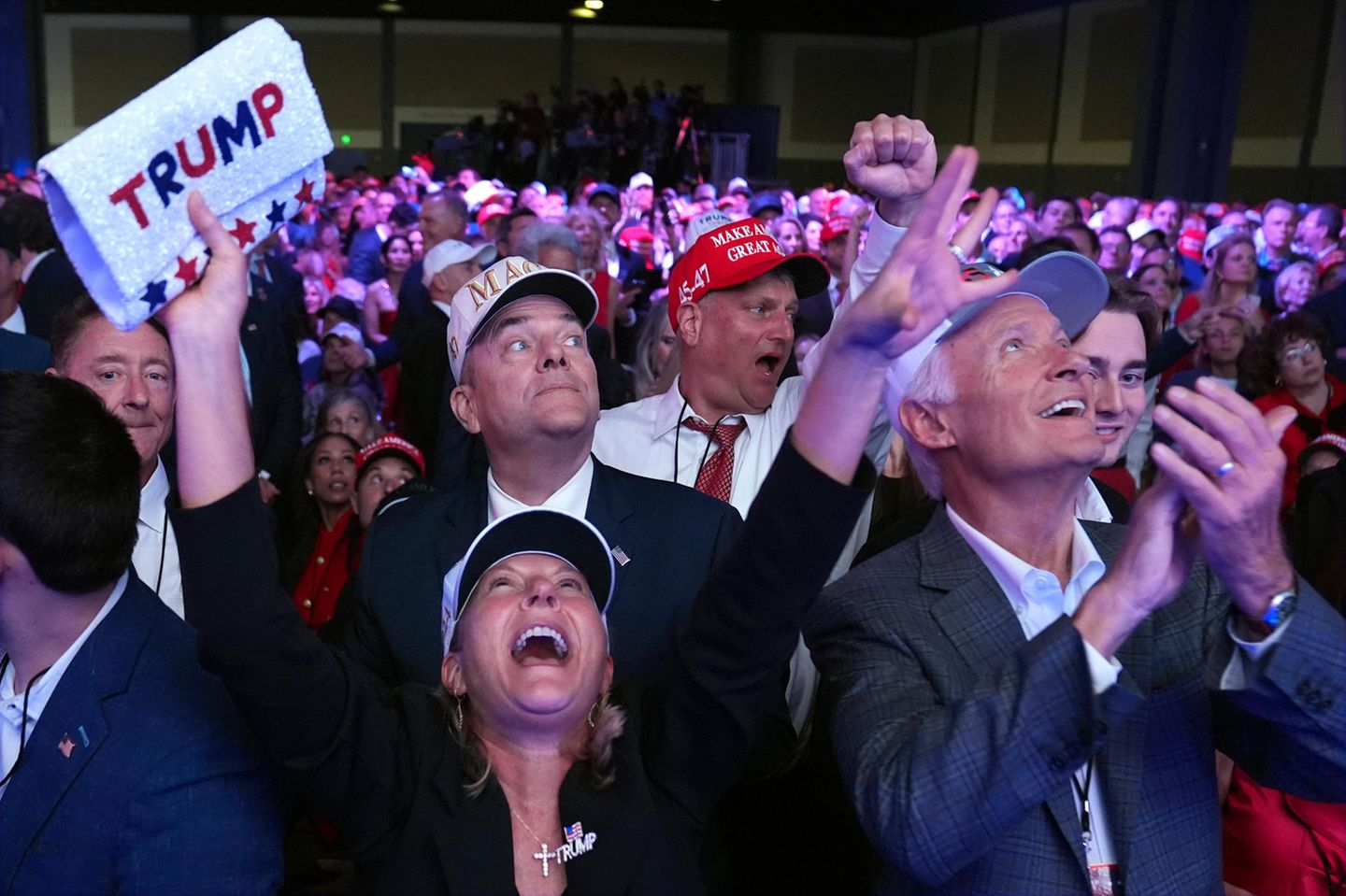 Unterstützer sehen sich die Ergebnisse bei Donald Trumps Wahlkampfveranstaltung an