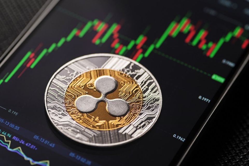 Trotz der enormen Dynamik des Marktes haben sich einige der größten Kryptowährungen im Ranking kaum bewegt – zumindest, was ihre Platzierung anbelangt. XRP etwa kam mit 31,1 Mrd. Euro auf den achten Platz. Ende 2021 waren es 35,2 Mrd. Euro und ebenfalls der achte Rang. XRP ging 2012 an den Start und gehört damit zu den ältesten Vertretern unter den Kryptowährungen. Das dazugehörige Open-Source-Protokoll Ripple wurde von Ryan Fugger, Jed McCaleb und Chris Larsen entwickelt. 