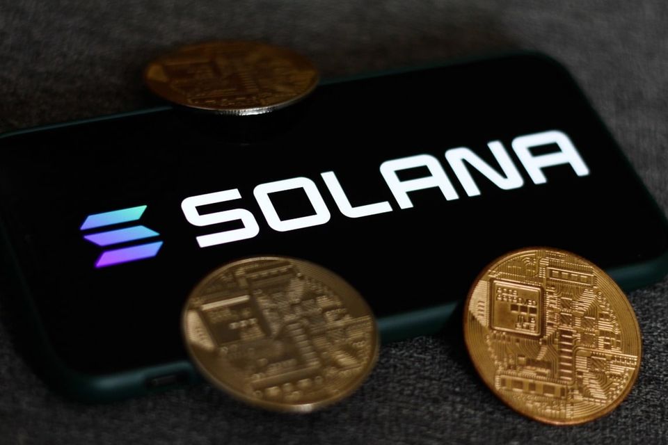 Solana ist ähnlich wie USDC eine der jüngeren Erfolgsgeschichten der Kryptobranche. Das öffentliche Blockchainprojekt, das auf eine Idee von Anatoli Yakovenko zurückgeht, startete 2020. Solana gewann verglichen mit dem Ranking 2021 einen Platz und belegt nun Rang vier. Die Kryptowährung stieg laut der Plattform von damals 46,7 auf jetzt 94,26 Mrd. Euro. 