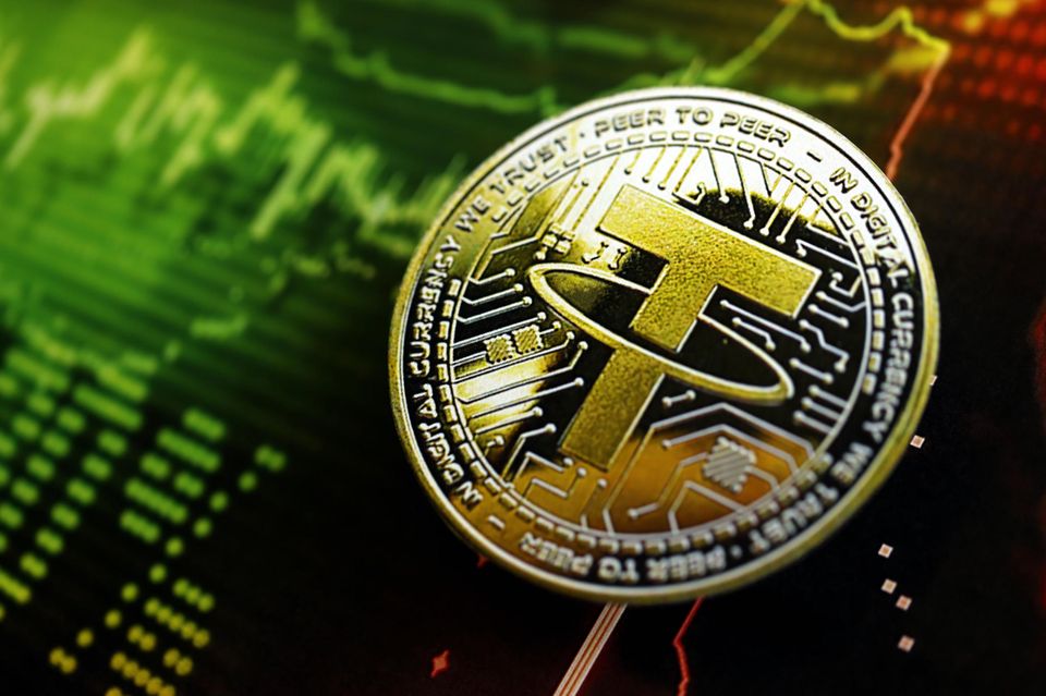 Tether lag Ende 2021 mit einem Marktwert von 67,5 Mrd. Euro auf Platz vier der größten Kryptowährungen. Mittlerweile ist der 2015 eingeführte Stablecoin, der eng mit der Kryptobörse Bitfinex verbunden ist, mit rund 115 Mrd. Euro die Nummer drei der führenden Tokens.