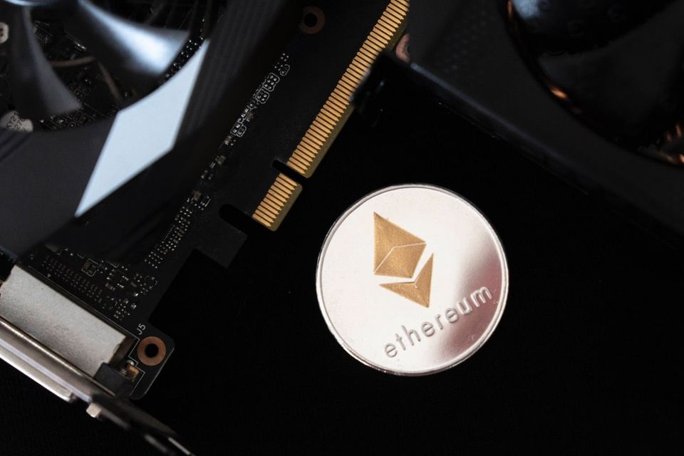Ethereum ist und bleibt die klare Nummer zwei unter den Kryptowährungen. Allerdings steht das 2015 eingeführte System zunehmend unter Druck. Die Marktkapitalisierung stand Ende 2021 bei 401,6 Mrd. Euro. Zuletzt waren es nur noch 360 Mrd. Euro. Damit wird der Rückstand auf die größte Kryptowährung der Welt immer größer. 