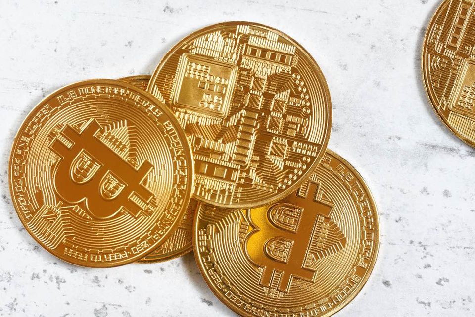 Die erste Kryptowährung der Welt dominiert den Markt in immer stärkerem Ausmaß. Die Marktkapitalisierung von Bitcoin belief sich laut CoinMarketCap zuletzt auf 1,5 Billionen Euro – das war rund doppelt so viel wie die Marktkapitalisierung der übrigen Kryptowährungen der Top 10 zusammengenommen.