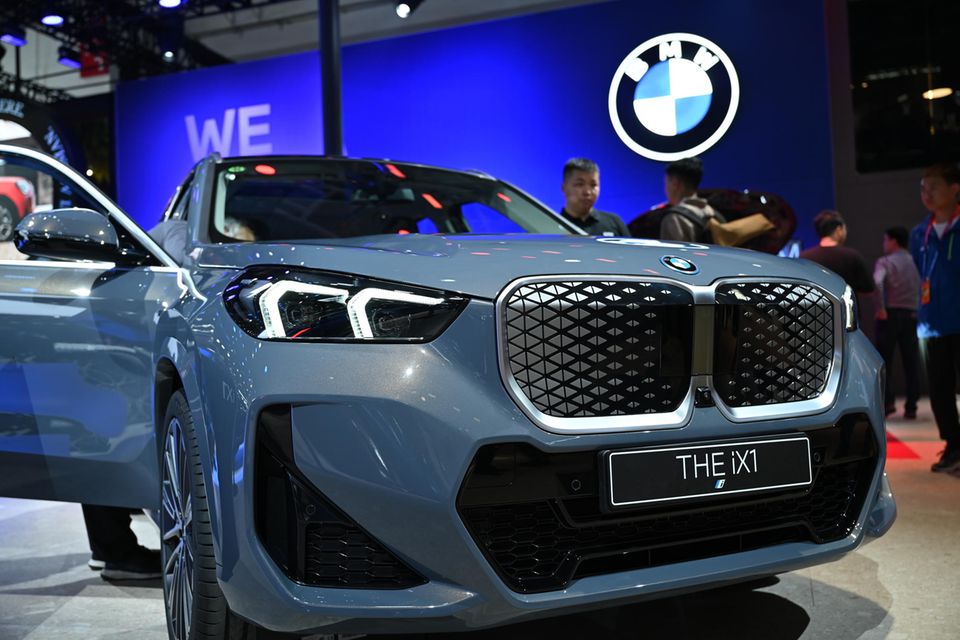 Ein BMW iX1 steht auf der Automesse in China