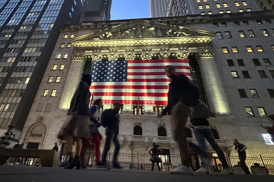 Menschen vor dem Gebäude der New Yorker Börse an der Wall Street in Manhatten