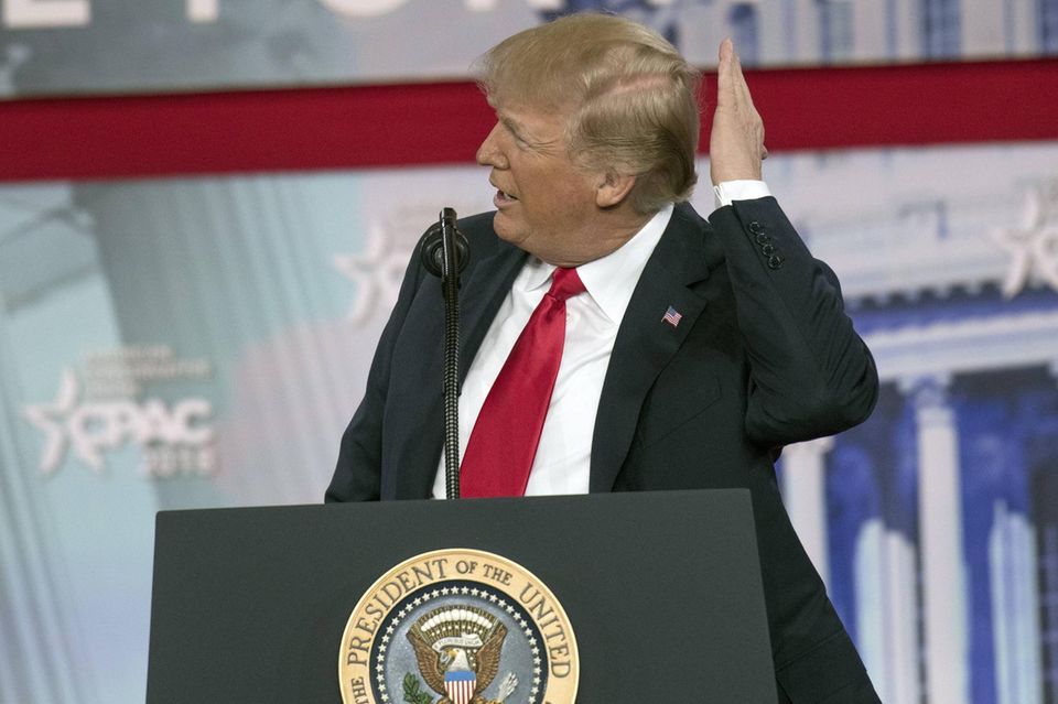 Donald Trump streicht sich übers Haar