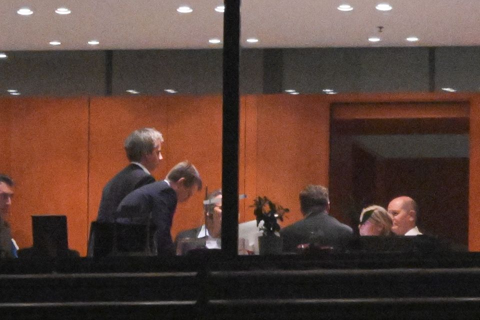 Bundeskanzler Olaf Scholz sitzt am Mittwochabend mit Beratern im Bundeskanzleramt