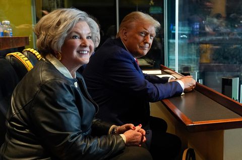 Susie Wiles sitzt neben Trump bei einem Footballmatch
