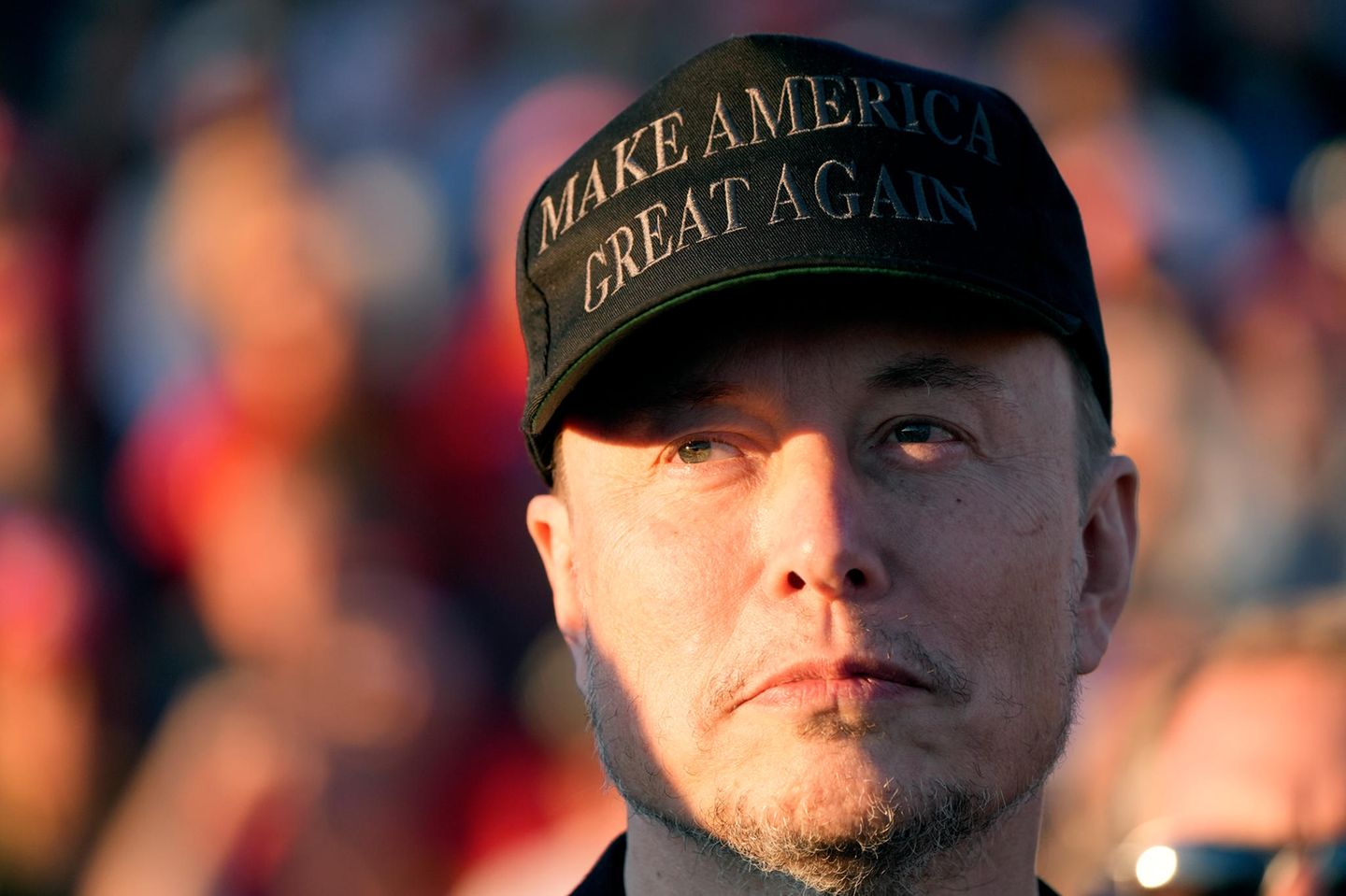 Elon Musk mit einer Maga-Mütze auf dem Kopf