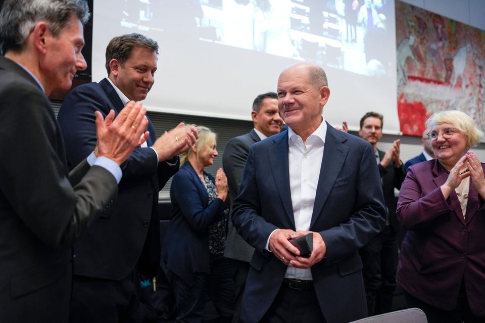 Bundeskanzler Olaf Scholz wird von seinen SPD-Genossen nach dem Ampel-Aus bejubelt