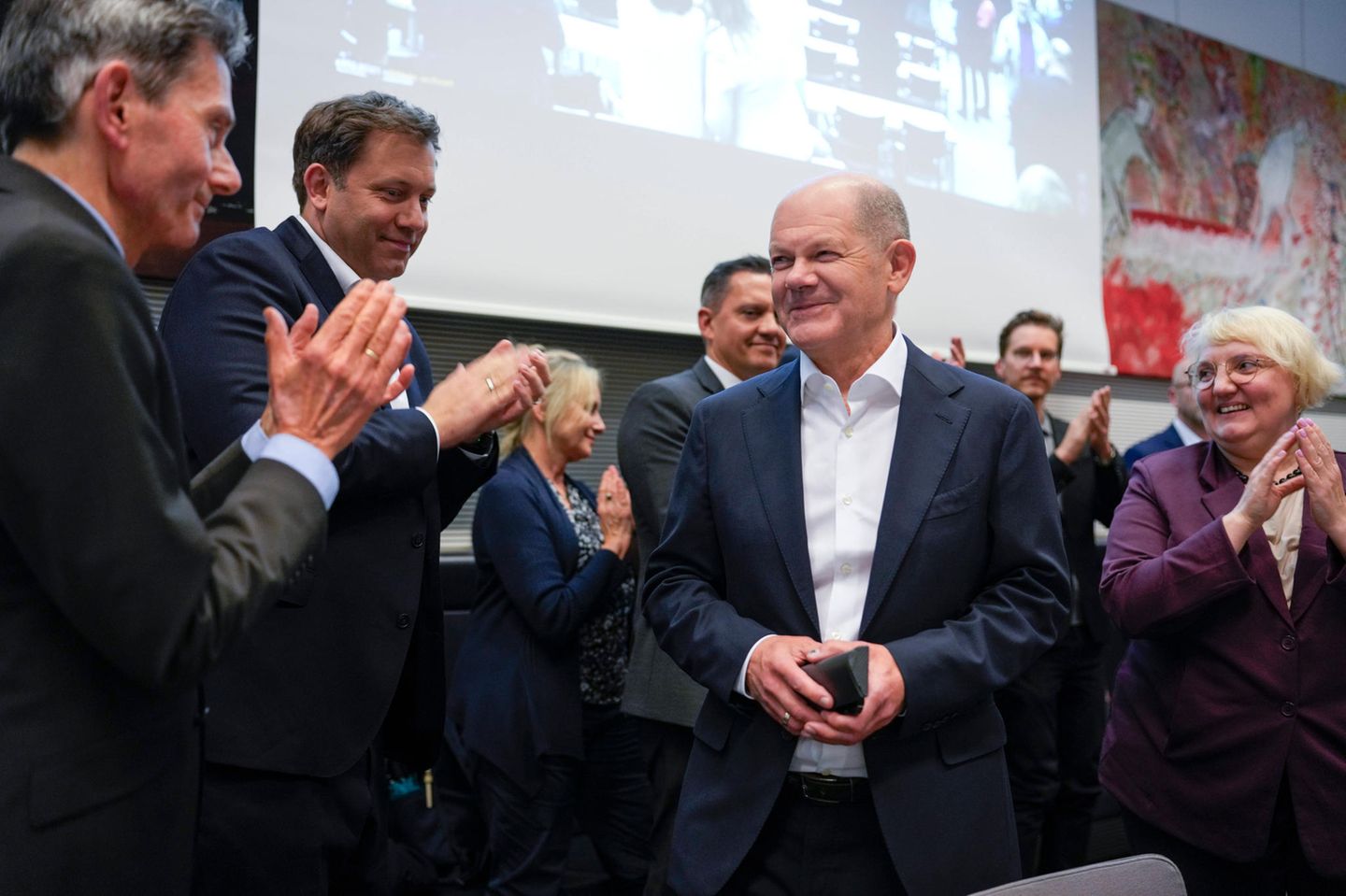 Bundeskanzler Olaf Scholz wird von seinen SPD-Genossen nach dem Ampel-Aus bejubelt