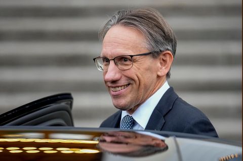 Jörg Kukies steigt in ein Auto