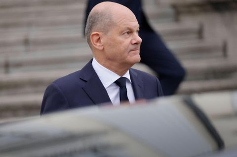 Bundeskanzler Olaf Scholz vor Schloss Bellevue: Auf sein Verbleib im Amt laufen Wetten