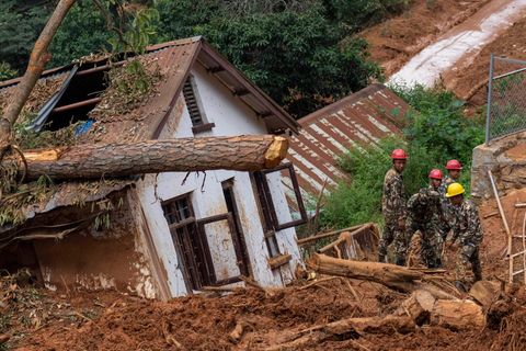 Rettungskräfte in Nepal suchen nach einer Überschwemmung die Leiche eines Arztes